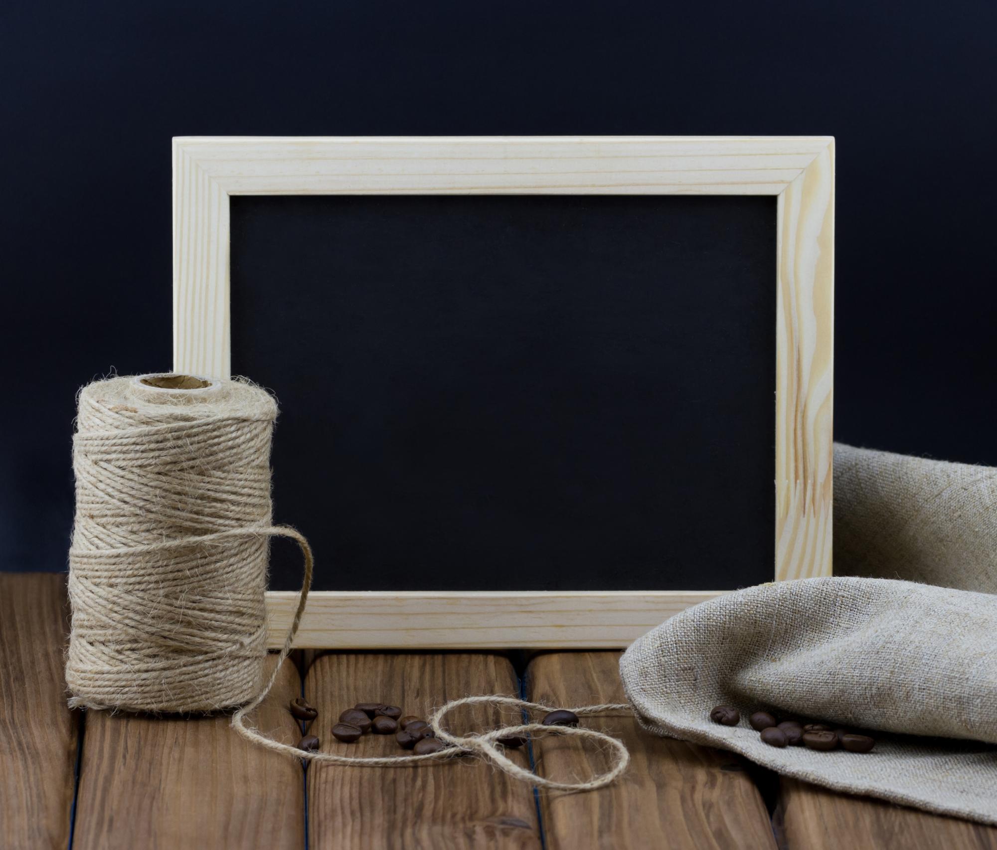 Atelier mit Stickrahmen und Garnsortiment